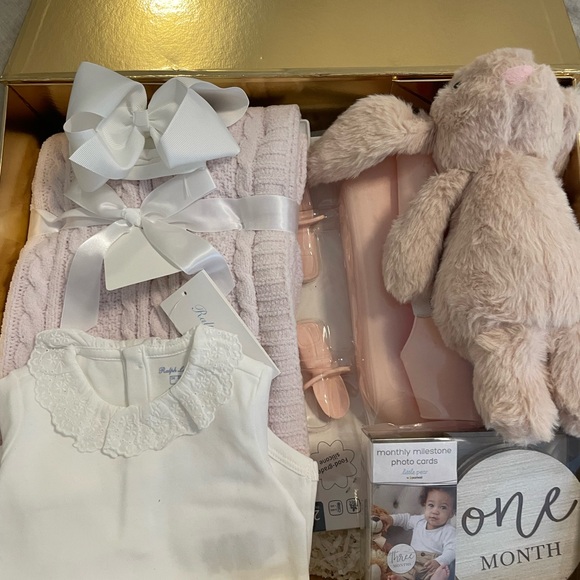 Ralph Lauren Baby Girl Gift Set - Picture 4 of 17